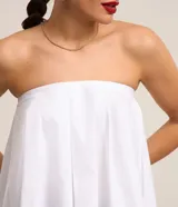 Blusa sin breteles de tricolina blanca, con pliegue delantero y modelo amplio.