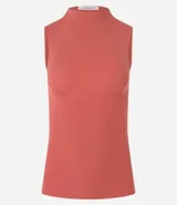 Blusa sin mangas en viscosa color blanco, con cuello alto y textura acanalada.