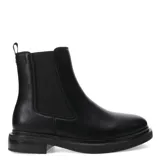 Bota chelsea de cuero negra, con diseño chato y suela plana.