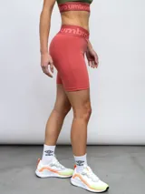 Calza corta de lycra negra con cintura alta y logo de la marca estampado en gris.