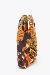 Bolso de mano con cuerpo cubierto de abalorios y bordados multicolores. Tiene asa de mano doble y correa metálica extraíble para usar como bandolera. El cierre es imantado.