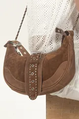 Cartera bandolera de gamuza color óxido y cuero color whisky, con correa de cuero y cadena metálica.