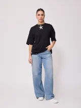 Pantalón de jean celeste, corte baggy, tiro alto y pierna ancha. Confeccionado en 100% algodón.