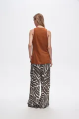 Pantalón ancho de viscosa con estampado abstracto en tonos marrones y blancos, de tiro alto y corte palazzo.