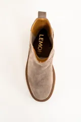 Bota Chelsea de gamuza color visón, con elásticos laterales y suela de goma color caramelo.