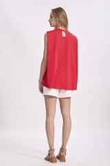 Musculosa negra de algodón con corte holgado.