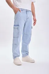 Pantalón de jean cargo recto en color azul claro.