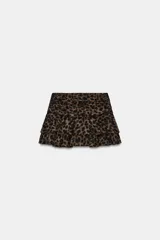 Falda pantalón corta con estampado de leopardo, tiro medio y detalle de volantes en capas.