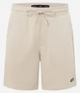 Bermuda masculina de corte slim fit, color marrón, confeccionada en algodón con felpa. Presenta cintura elástica con cordón ajustable y bolsillos laterales.