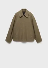 Chaqueta marrón de tejido mezcla de lana con forro interior, cuello camisero, cierre delantero con cremallera, dos bolsillos laterales y diseño oversize.