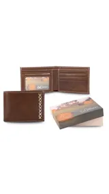 Billetera de cuero marrón con costuras blancas a contraste. Interior con compartimentos para billetes, visor para documentos y tarjeteros.