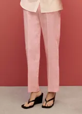 Pantalón de vestir celeste claro de lino, con tiro alto, corte recto, bolsillos laterales y traseros, trabillas y cierre frontal oculto con botón, gancho y cremallera.