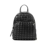 Mochila negra de símil cuero con diseño tejido. Tiene un compartimento principal con acceso de solapa, un bolsillo interno con cierre y otro abierto. La correa es regulable y los herrajes son plateados.