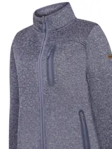 Campera micropolar color beige, de corte recto, con cuello alto y cierre frontal completo. Tiene un bolsillo vertical con cierre en el pecho y dos bolsillos laterales con cierre.