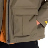 Chaqueta Caterpillar color verde militar con capucha ajustable, cierre frontal con cremallera y solapa interior, bolsillos superiores en el pecho y laterales inferiores, forro acolchado triangular y tres bolsillos interiores.