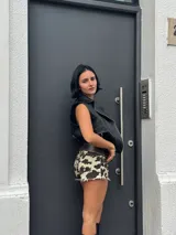 Short de jean con estampado animal print de vaca en blanco y negro, tiro alto, corte ajustado y ruedo desflecado.