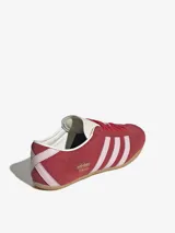 Zapatillas Adidas Tokyo color bordó con las tres tiras laterales en rosa pastel.