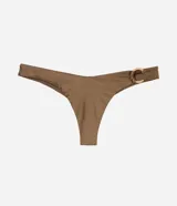 Conjunto de bikini color dorado metalizado, compuesto por un corpiño strapless con tirantes halter removibles y detalle de aros metálicos, y una bombacha de corte clásico con aro decorativo en el lateral.