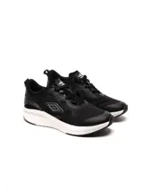Championes deportivos Umbro modelo Sprint para mujer, color negro con detalles en blanco. Presentan una capellada de malla transpirable con refuerzos sintéticos, logo Umbro en el lateral y una suela gruesa de goma blanca con base negra.