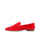 Mocasín color marrón claro de cuero gamuzado, con suela plana y antifaz clásico. Diseñado en Uruguay y fabricado en Brasil.