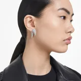 Par de caravanas con forma de media luna, adornadas con cristales blancos y baño de rodio.