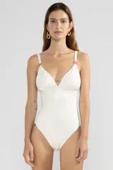 Traje de baño enterizo color marfil con textura de serpiente y escote en V. Presenta breteles finos con apliques florales dorados.