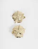 Set de dos hebillas doradas para el pelo con forma de concha marina y aplique de estrella de mar.