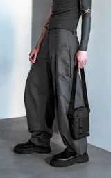 Pantalón gris de corte amplio con bolsillos laterales.