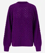 Suéter color violeta en tejido de punto con textura de punto onda, cuello redondo y mangas largas abullonadas.