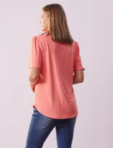 Blusa celeste en tejido piqué, marca Ruby Rd. Cuello a la base y escote en V. Manga corta amplia.