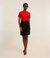 Remera de ribana color rojo, con mangas cortas y cuello redondo ajustado.