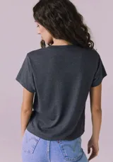 Remera gris con estampa frontal de la banda The Rolling Stones y la frase "It's Only Rock 'n' Roll".