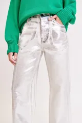 Pantalón de jean de corte wide leg color beige metalizado.