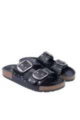 Sandalias negras con doble tira, hebillas plateadas y tachas decorativas. Suela con plataforma baja color suela.