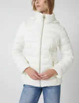 Campera liviana Michael Kors color blanco, con cierre frontal metálico dorado, bolsillos delanteros con cierre, capucha desmontable y avíos metálicos con logo.
