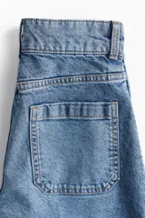 Pantalón de jean celeste de corte ancho, tiro alto y largo cropped.