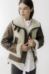 Campera de cuero color marrón chocolate y beige con interior de piel sintética color crema.