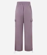 Pantalón deportivo color lila, confeccionado en microfibra pesada con viscosa certificada. Cuenta con cintura elástica ajustable, bolsillos cargo laterales y ajuste en el bajo.