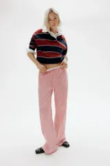 Pantalón de popelina de algodón a rayas rojas y blancas, con cintura elástica, cordón ajustable y bolsillos laterales.