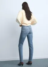 Jeans de mujer, tiro alto, corte Mom-fit, largo tobillero, en denim celeste de lavado claro. Confeccionados en tejido elástico de algodón.