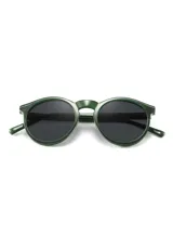 Gafas de sol Eco Shades Fontana con montura redonda gris y lentes verdes. Fabricadas con acetato biodegradable y lentes de PMMA reciclado.