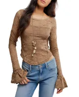 Blusa de encaje color borgoña, de mangas largas y corte ajustado.