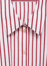 Camisa crop de rayas en blanco y rojo, con cierre de botones y manga larga ajustada.