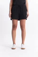 Short negro de cintura elastizada con lazo regulable.