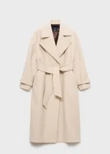 Abrigo largo color beige con cuello con solapas, manga larga con puños abotonados, trabillas en los puños, cinturón desmontable con lazada, abertura posterior en el bajo y bolsillos laterales.