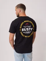Remera negra de algodón con estampado en la espalda con el logo de Rusty y la frase "Global Wave Chasers".