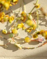 Collar corto de cuentas de colores con dije de pez de cerámica, piedras naturales y detalles en plata 925.