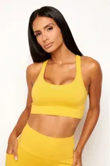 Top deportivo gris con diseño nadador, confeccionado en poliamida de alta performance. Cuenta con bolsillo trasero y bolsillo interno en el forro frontal.