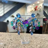 Aros colgantes hechos a mano con cristales Swarovski en tonos verde, lila y violeta.
