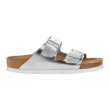 Sandalias Birkenstock modelo Arizona, color plateado metálico, con doble tira ajustable con hebilla y plantilla anatómica de corcho y látex. Suela de goma blanca.